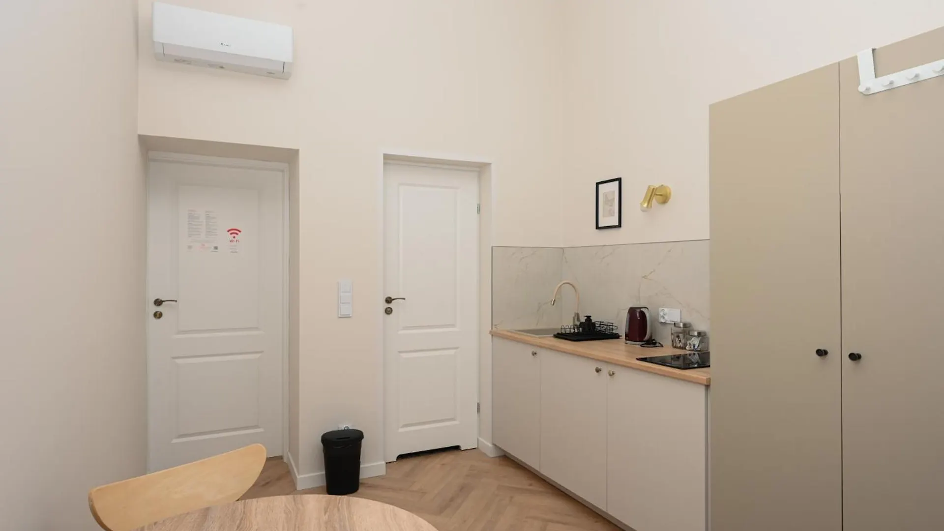 Rentplanet - Studio Plac Matejki Krakow Poland